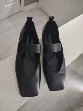 Tony Bianco Hawaii black leather flats padded soles EUC size 8.5 square toes